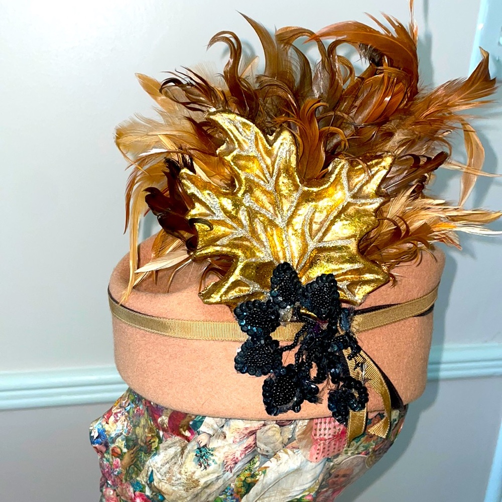 Wool felt hat with feather trim and gift box
